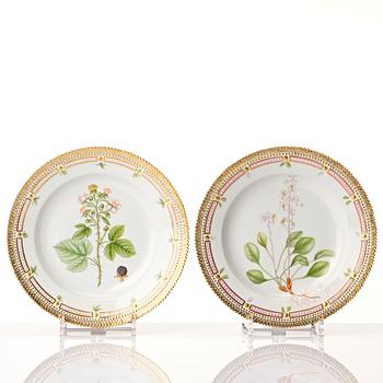 A set of six Royal Copenhagen 'Flora Danica' dinner plates, Denmark, 20th Century.