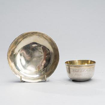 DRINKING CUP WITH SAUCER, silver, Stockholm 1705, total weight 149 g.