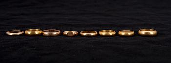 RINGAR, 8 st, guld, 1900-tal. Vikt ca 43,2 g.