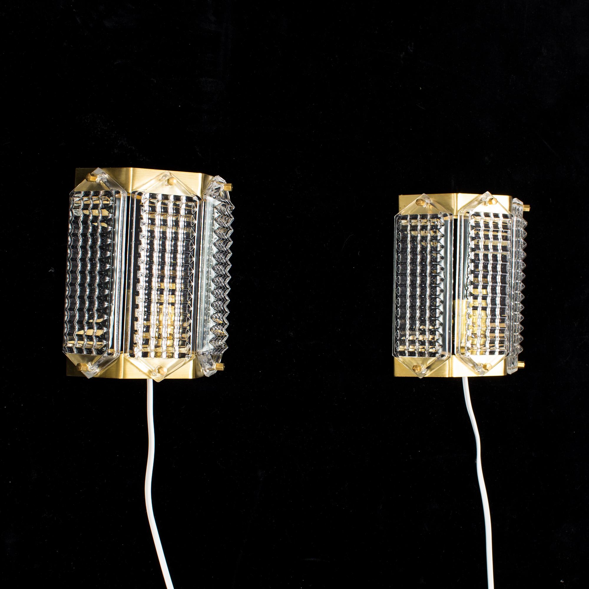 A pair of glass and brass wall lights by Wiktor Berndt for Swedish Crystal, 1970's.
