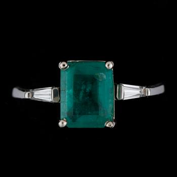 RING, 18k vitguld med smaragdslipad smaragd och små baguettslipade diamanter. Vikt 2g.
