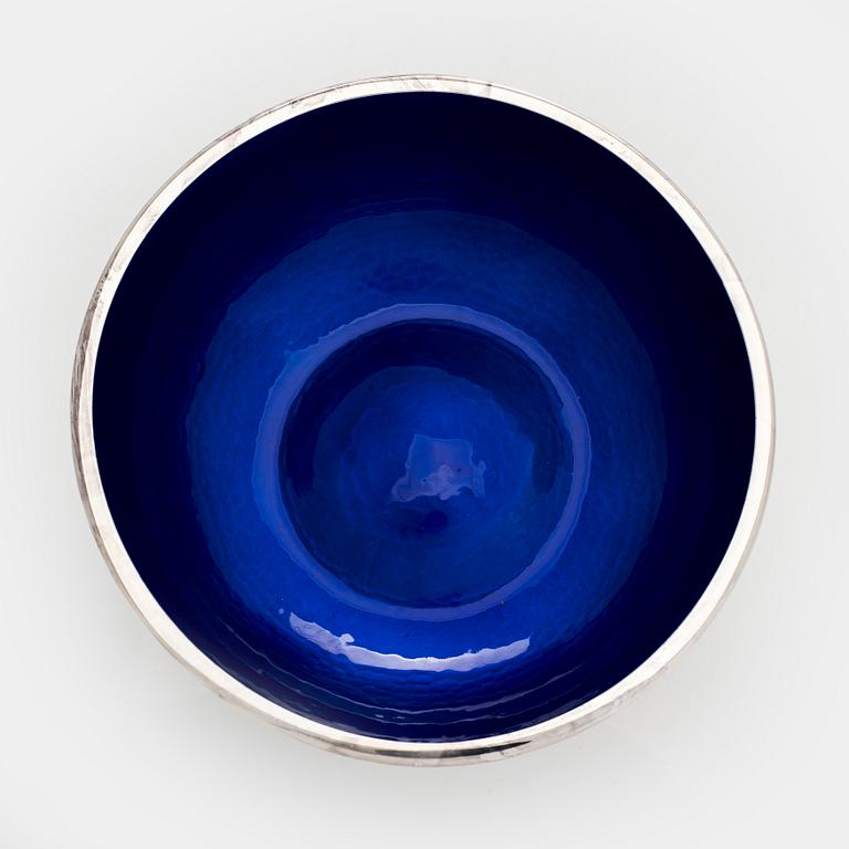 A. Tillander, skål, sterlingsilver och emalj. Helsingfors 2005.