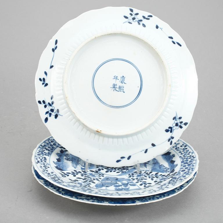 TALLRIKAR, 3 st snarlika, porslin, Kina, 1800-tal.