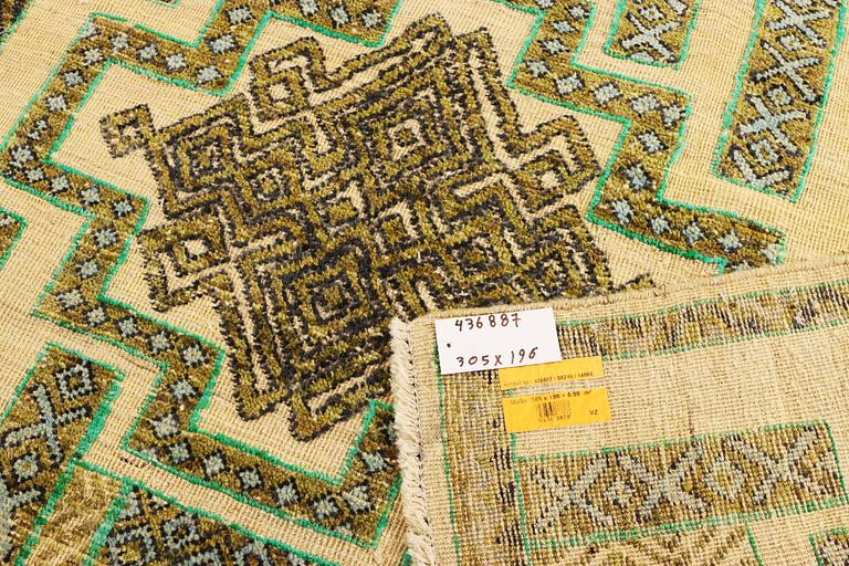 A modern design Moroccan carpet, a. 305 x 196 cm.