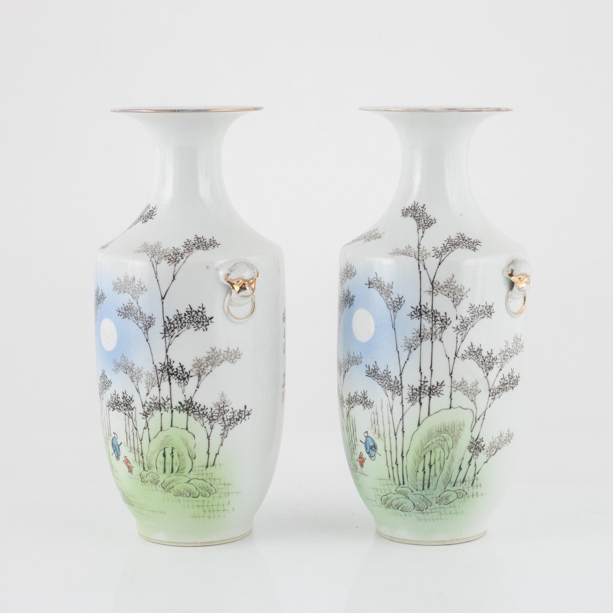 Vaser, ett par, porslin, Kina, 1900-tal samt tallrik, porslin, Kina, Qianlong (1736-95).