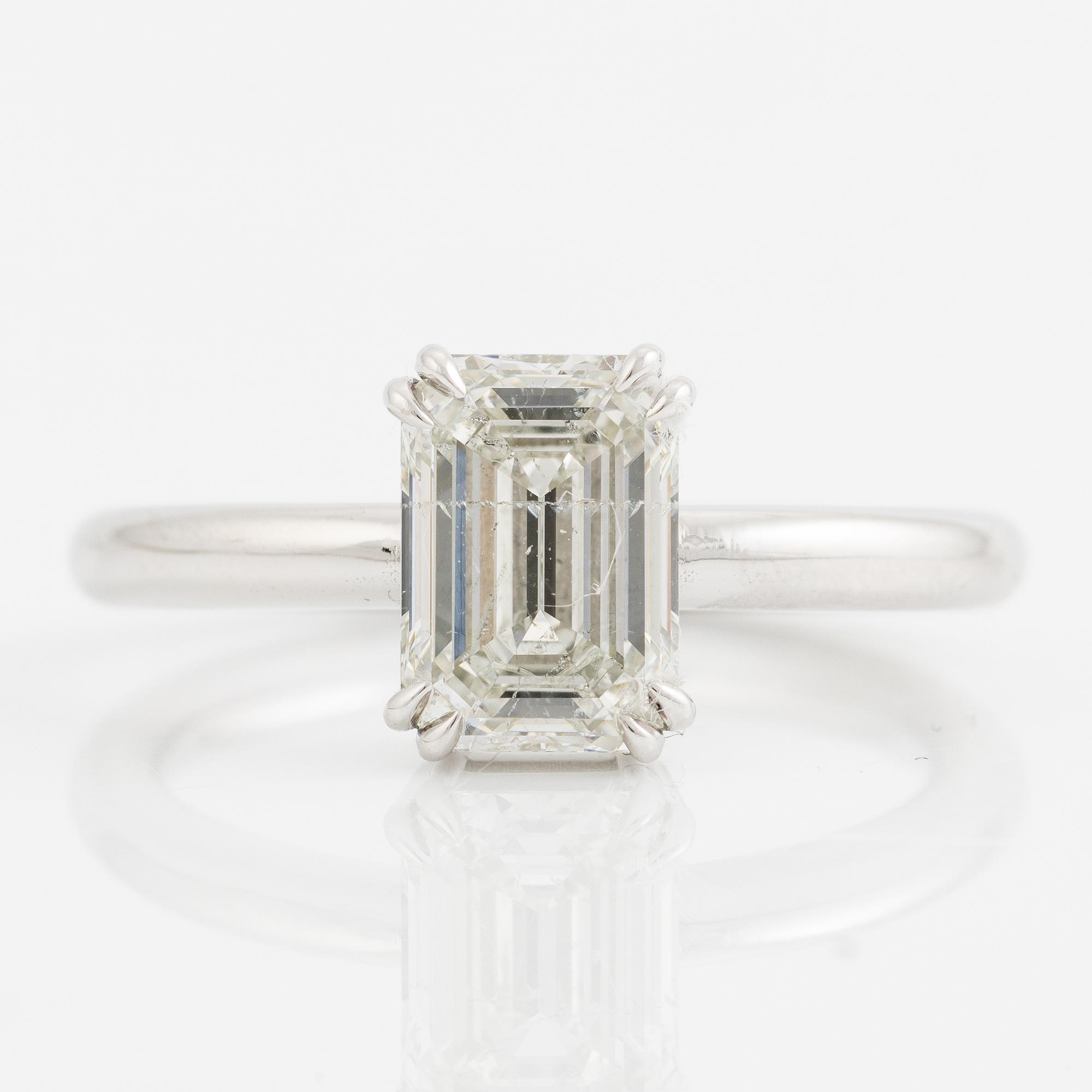 Ring 18K vitguld med en smaragdslipad diamant.