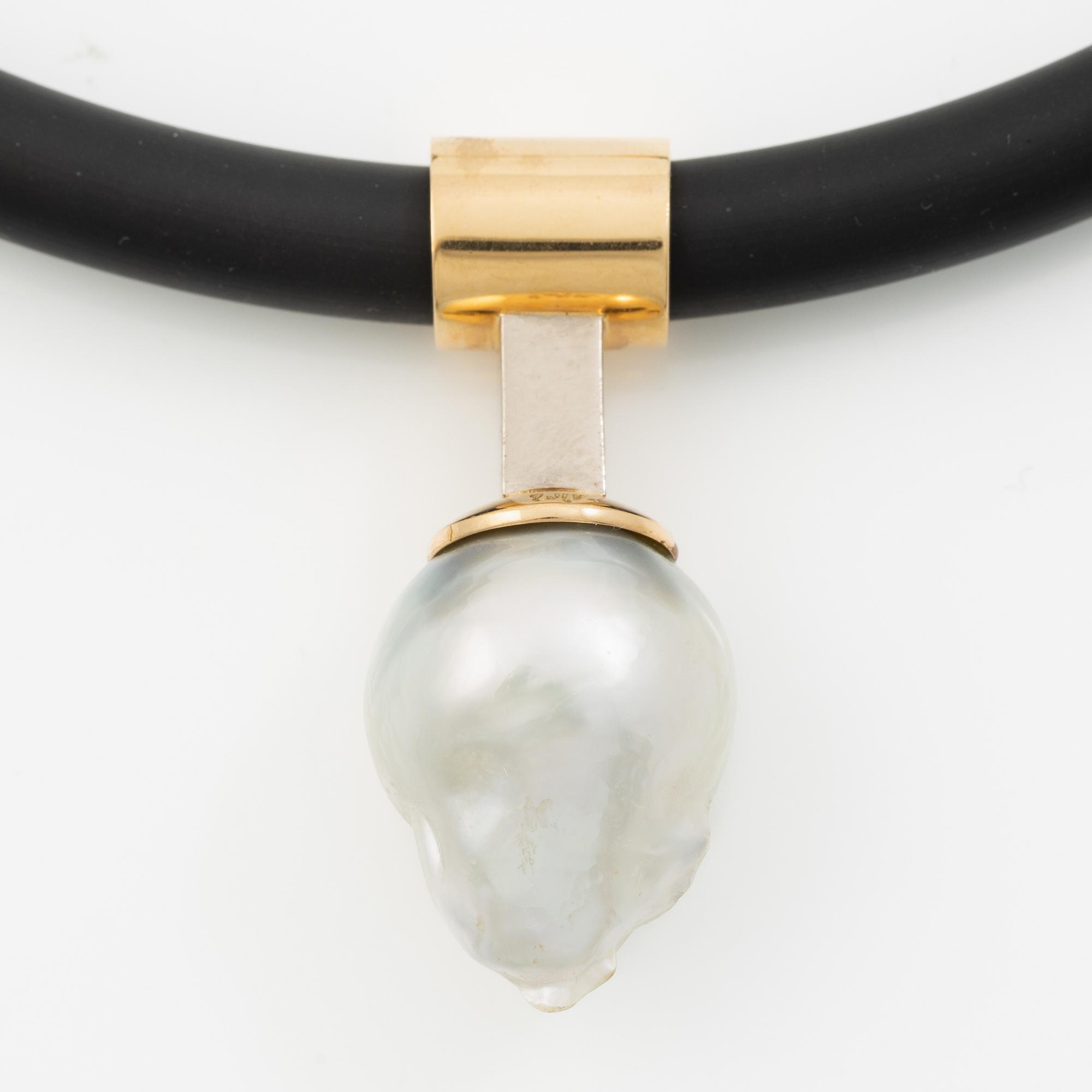 Necklace 18K gold with a cultured freshwater pearl and rubber, Rolf Karlsson Stockholm 2007.