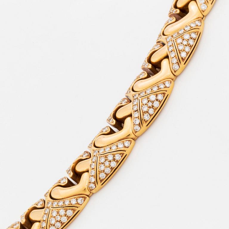 An 18K gold Bulgari necklace set with round brilliant-cut diamonds.