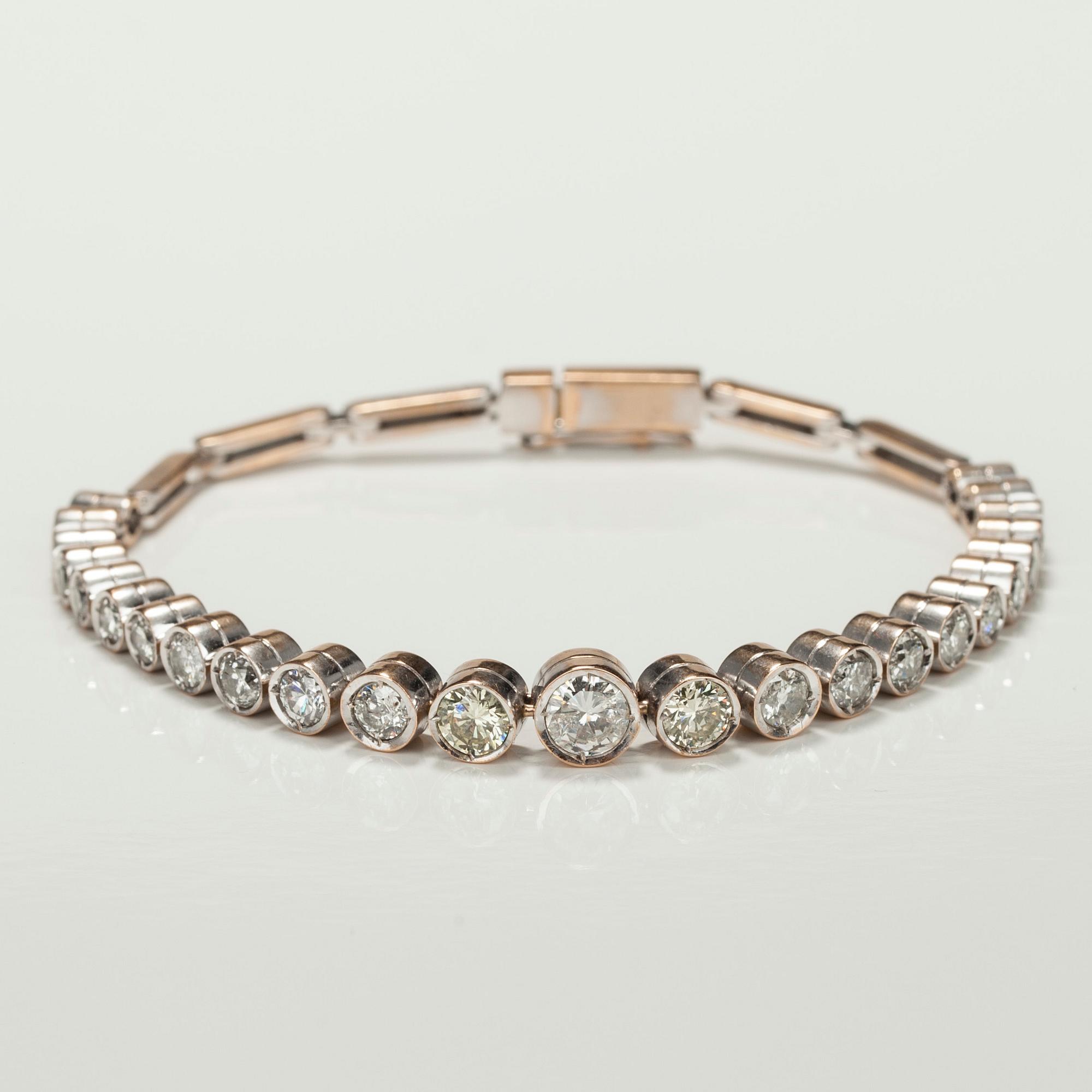 ARMBAND, 18K guld, 25 st diamanter tot. ca 4 ct. Vikt 21,2 g.