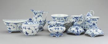 SERVISDELAR 12 st, porslin. "Musselmalet", Royal Copenhagen.
