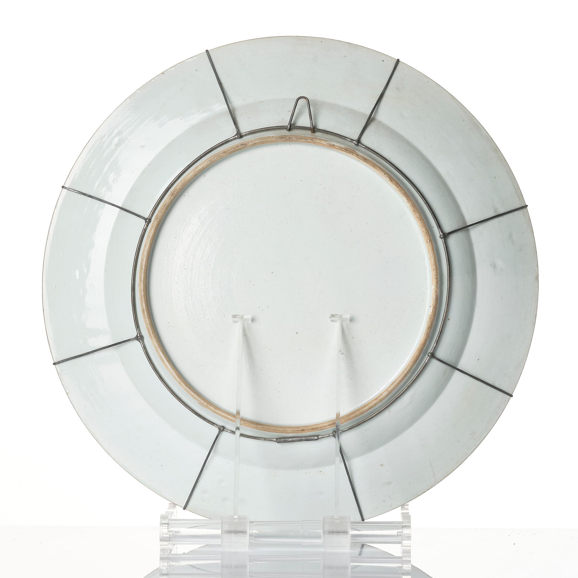 A large Chinese famille rose grisaille dish and a pair of plates, Qing dynasty, Yongzheng (1723-35).