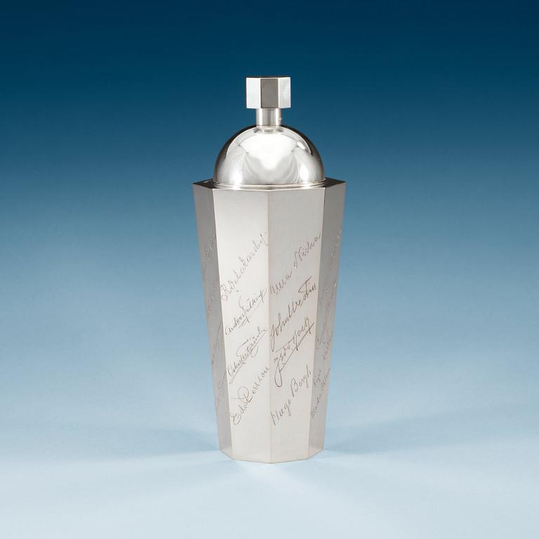 A Wiwen Nilsson silver cocktail shaker, Lund 1934.