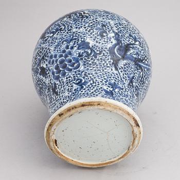 A Chinese blue and white porcelain urn, Qing dynasty, 19th century.
