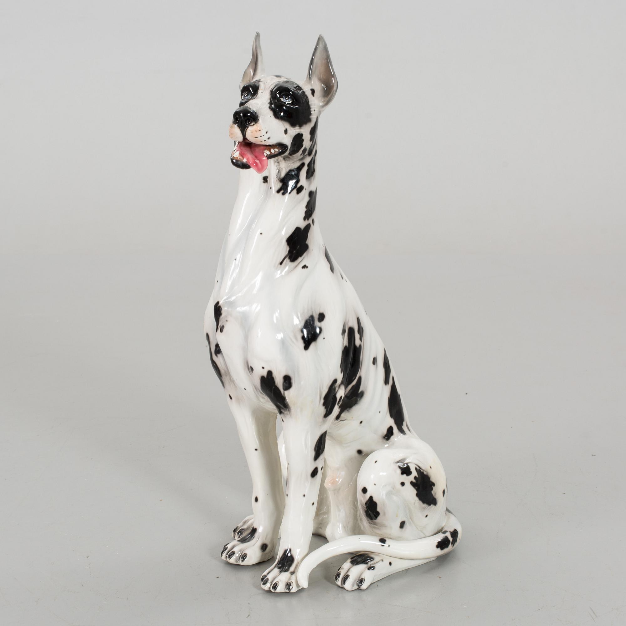A FIGURIN DOG FROM THE SECOND HALF OF 20TH CENTURY.