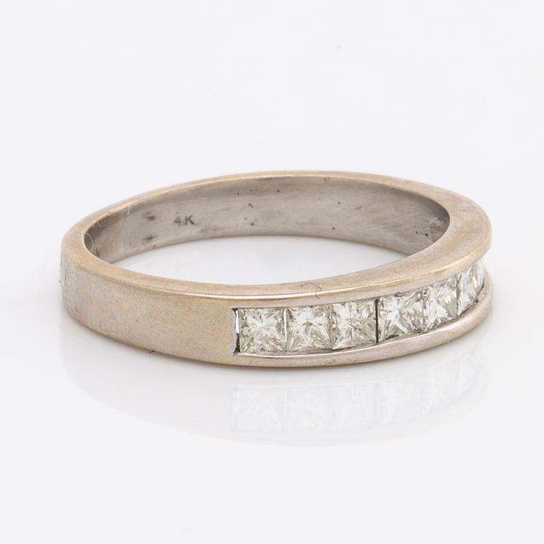 ALLIANSRING 14K vitguld m 9 princesslipade diamanter ca 0,65 ct, ca TW (F-G) VS/SI. God slipning.