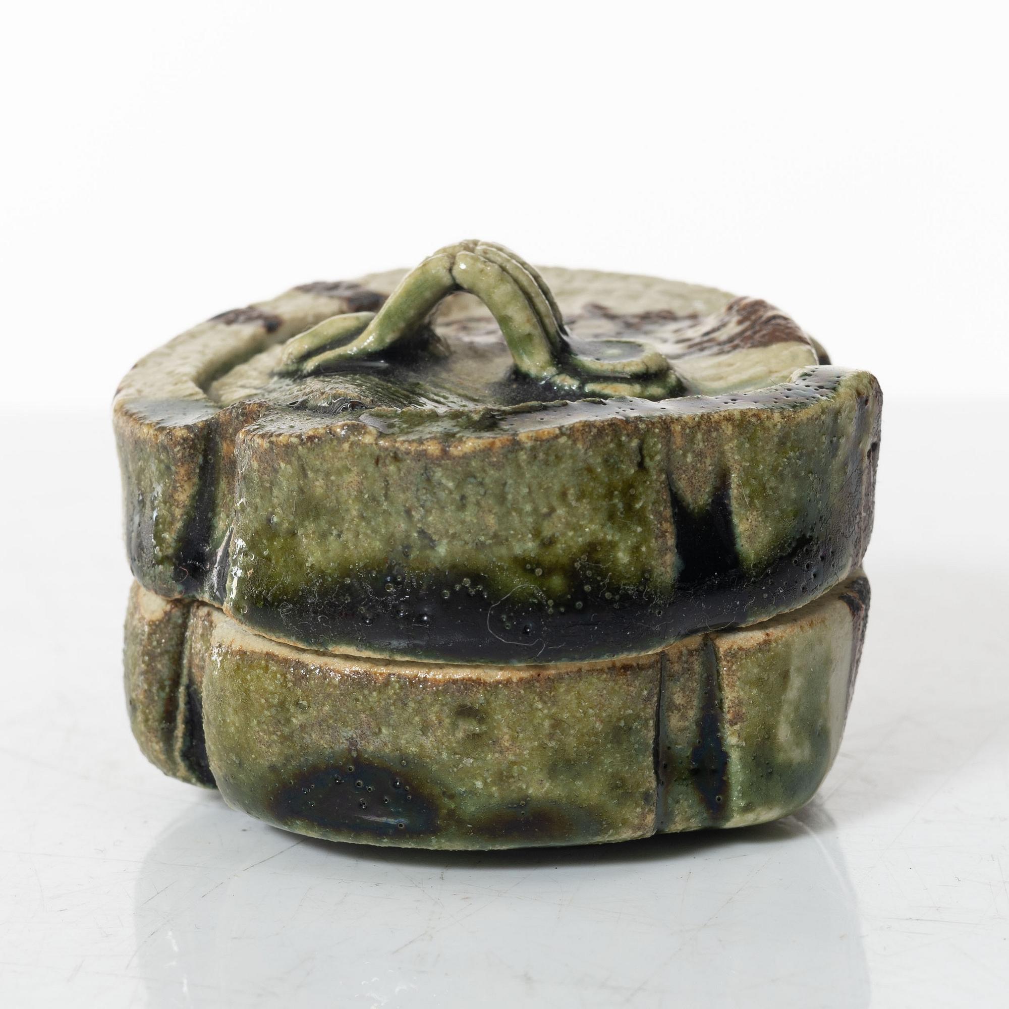 Dosa med lock, stengods, Japan, 1900-tal.