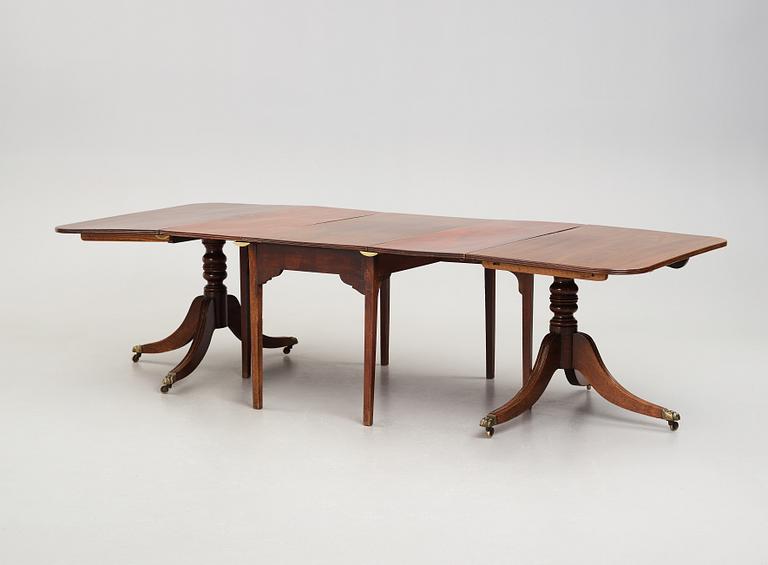 An English dinner table, beginning of the 20th century.