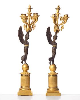 KANDELABRAR ett par för fem ljus, sign Rabiat, bronsmakare verksam i Paris 1756-1815, Frankrike ca 1810, empire.