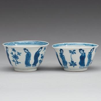 A pair of blue and white cups with stands, Qing dynasty, Kangxi (1662-1722).