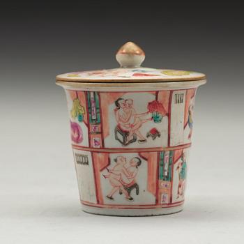 A porcelain cup with cover, late Qing dynasty.