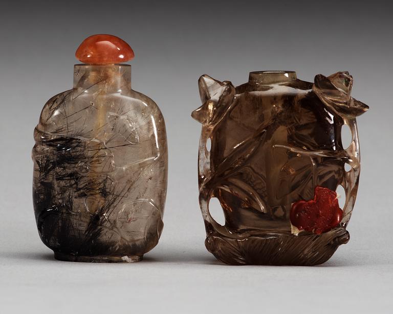 A hair crystal snuff bottle and a quartz snuff bottle.