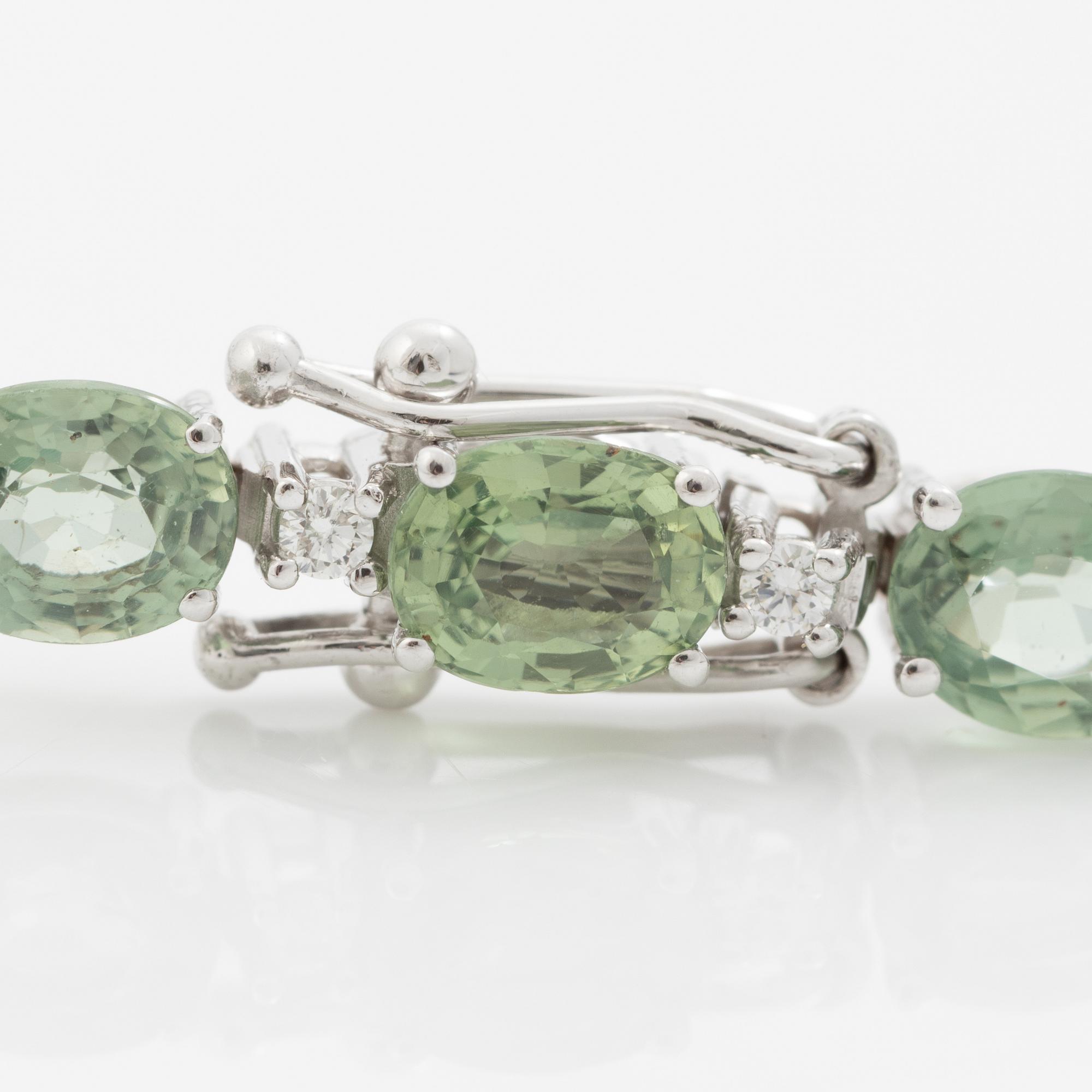 Bracelet 18K white gold with green sapphires and brilliant-cut diamonds.