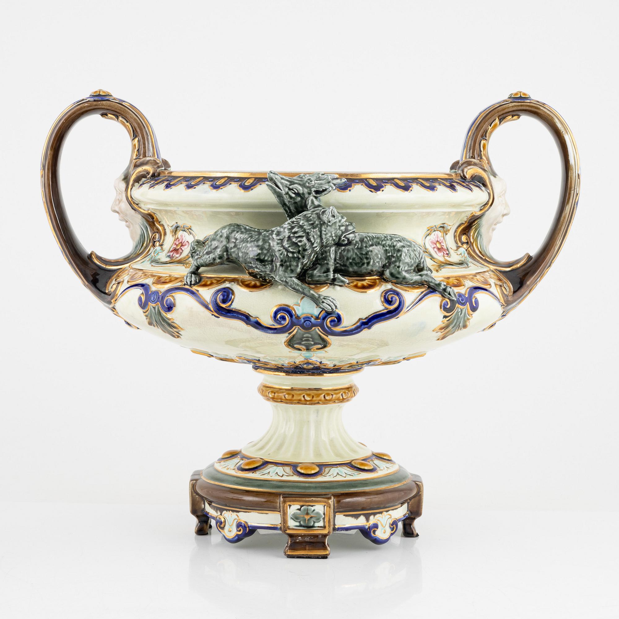 A majolica urn, Rörstrand, around the year 1900.