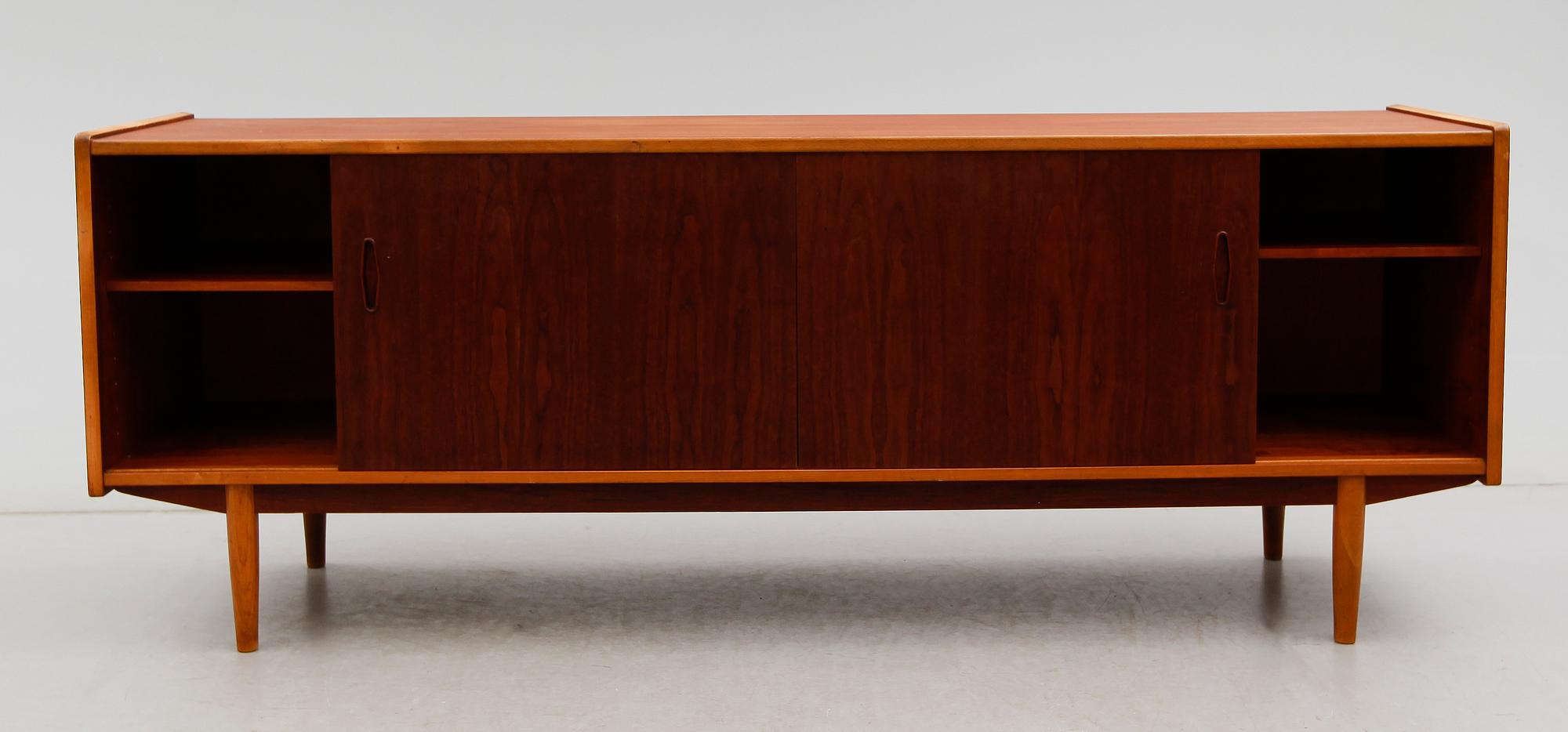 SIDEBOARD, "Trio", Nils Johnsson, Troeds, Bra Bohag, Bjärnum, 1900-talets andra hälft.