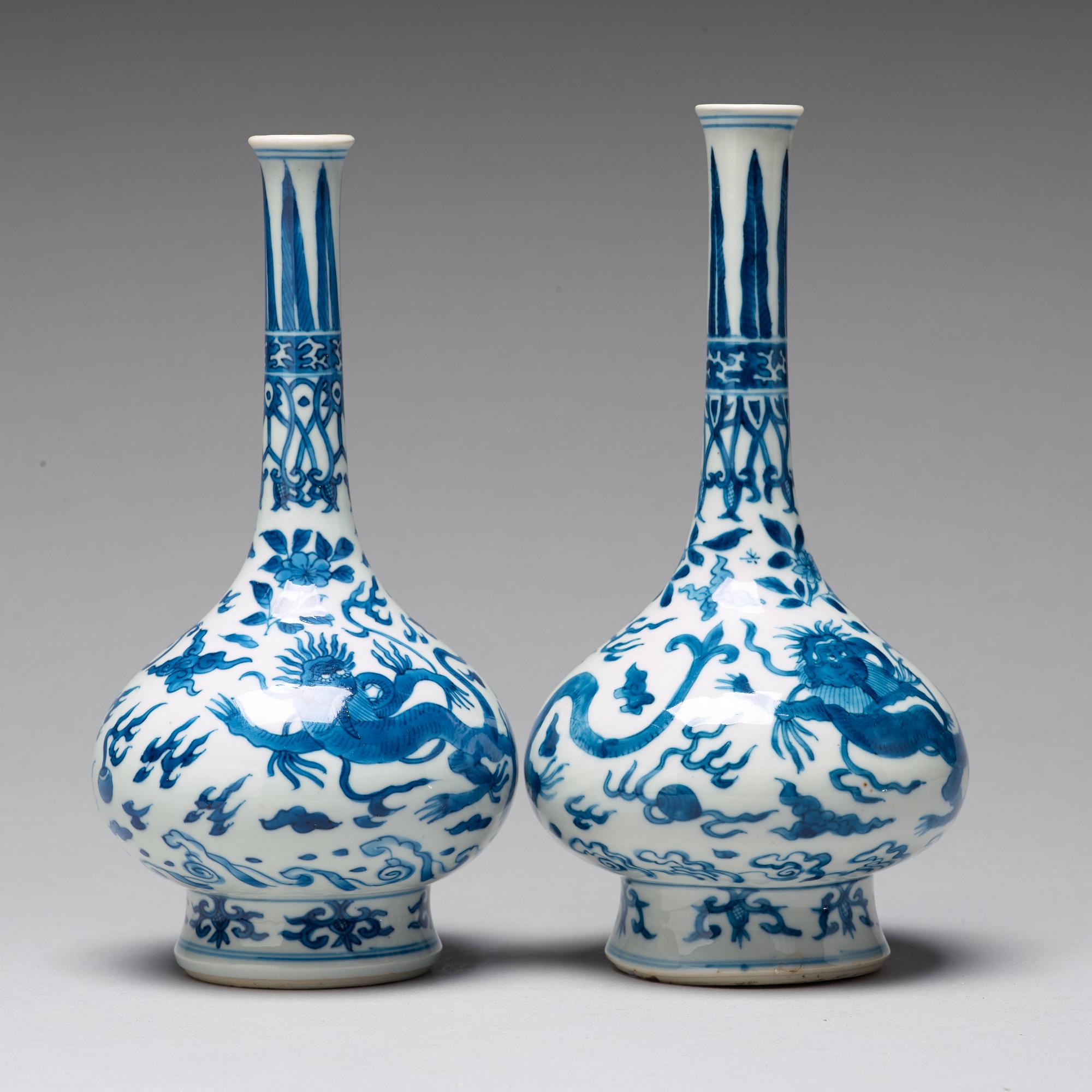 VASER, ett par, porslin. Qingdynastin, Kangxi (1662-1722).
