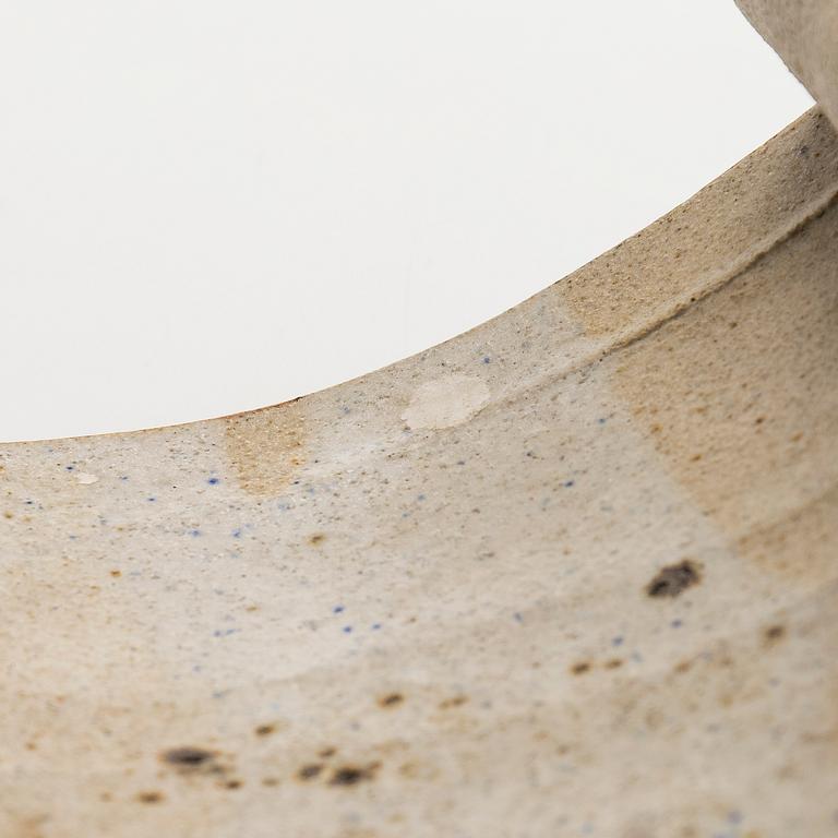 Kyllikki Salmenhaara, veistos, kivitavaraa, "Kierre", signeerattu KS.