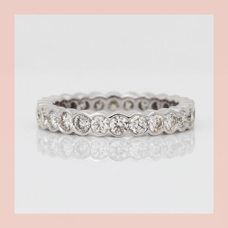 RING, 18k vitguld med 25  briljantslipade diamanter tot cirka 1,50 ct. Vikt ca 4 g. Kvalité ca G-H/VS-SI.