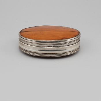 DOSA, silver och trä, troligen Erik Linderoth d y, Umeå, 1843.