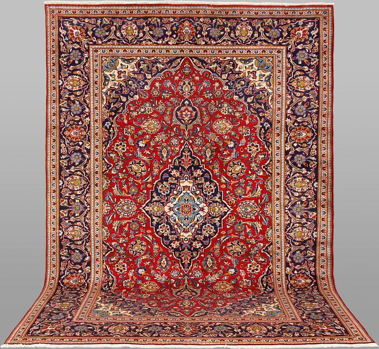 A Keshan rug, approx. 305 x 194 cm.