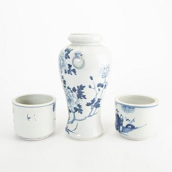 A matched set of two blue and white flower pots and a vase, late Qing dynasty.