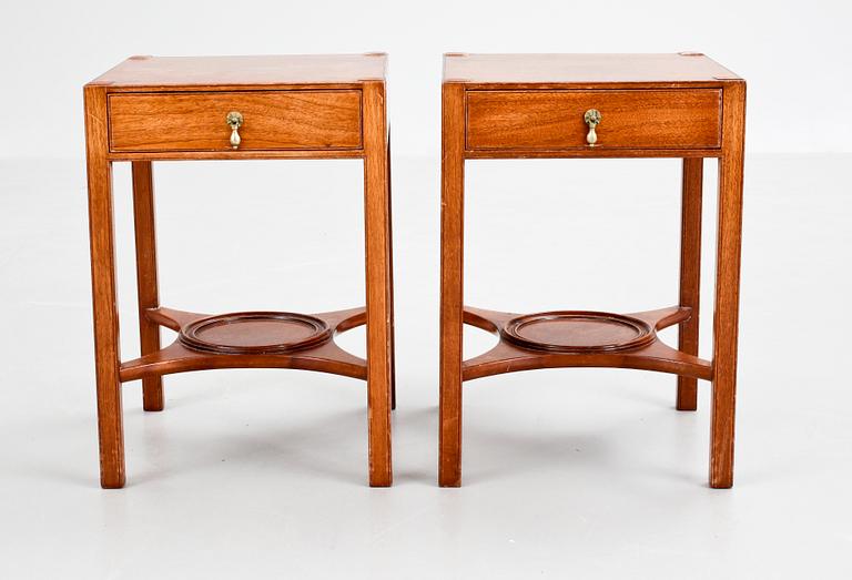 SÄNGBORD, ett par, engelsk stil, 1900-talets andra hälft.