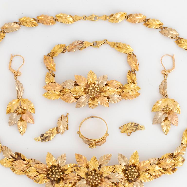 Necklace, a pair of earrings, ring, bracelet, 18K gold in three colours.