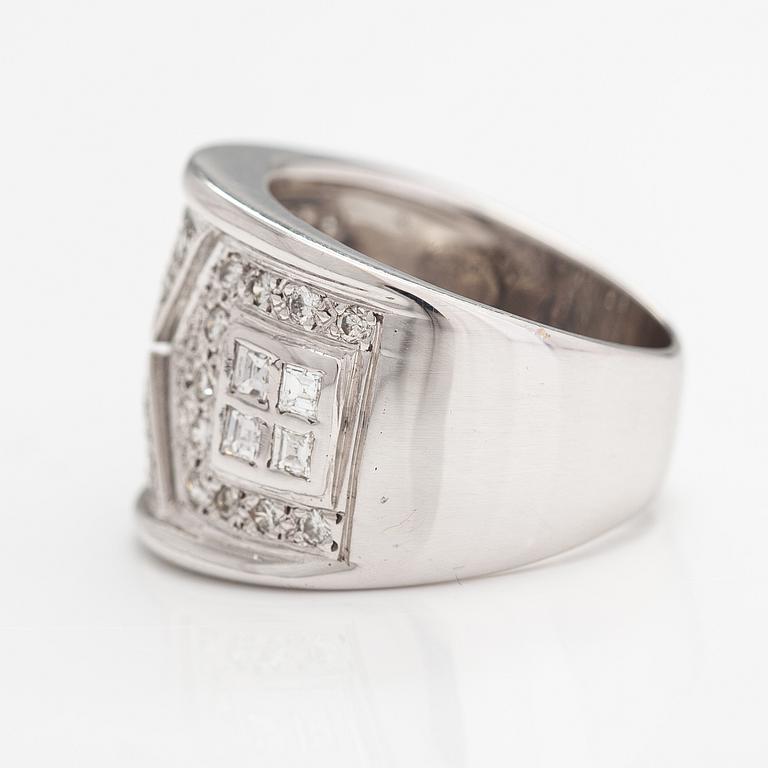 An 18K white gold ring with diamonds ca. 1.00 ct in total.