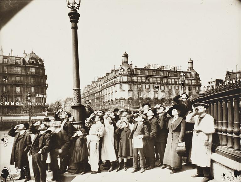 Eugène Atget, "L'Eclipse, Place de la Bastille", 1912.