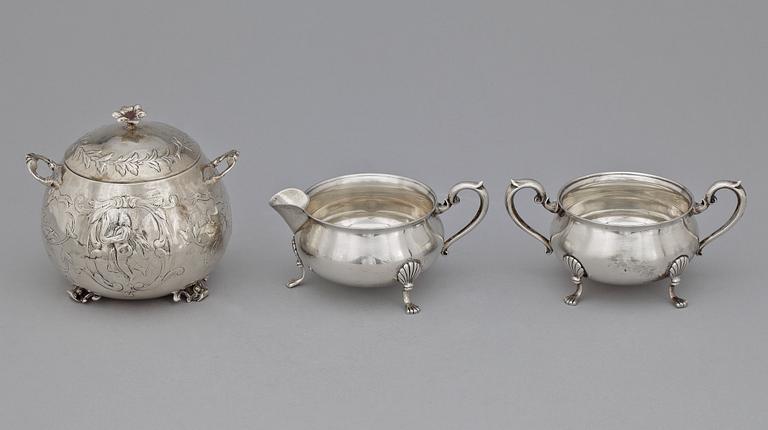 SOCKERSKÅL, GRÄDDKANNA SAMT SKÅL MED LOCK, silver, troligen England 1900-tal. Tot ca 480 g.