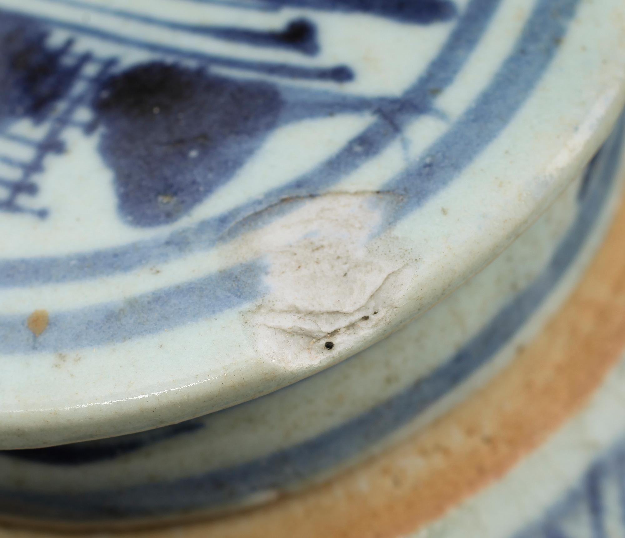 STEKFAT samt BOJANER, 2 st, porslin, Kina, 1800-tal.