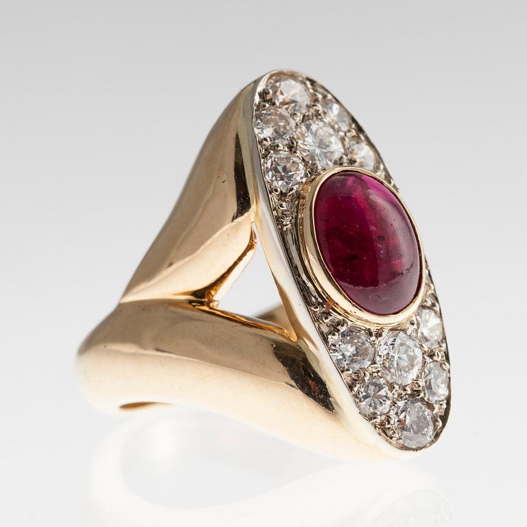 RING, 18K guld, rubin ca 3 ct, antik- och briljantslipade diamanter ca 1,4 ct. 1900 t. senare hälft. Vikt 16,4 g.
