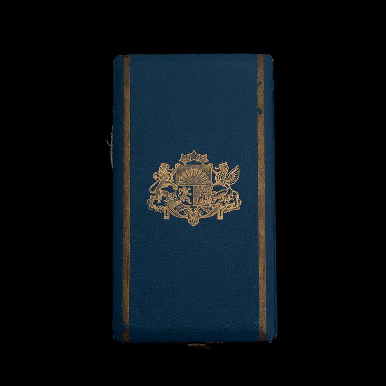 KUNNIAMERKKI, Kolmen Tähden ritarikunta, ritarimerkki, kullattua hopeaa. Latvia 1924-30-luku.