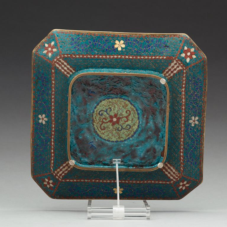 A cloisonné tray, late Qing dynasty (1664-1912).
