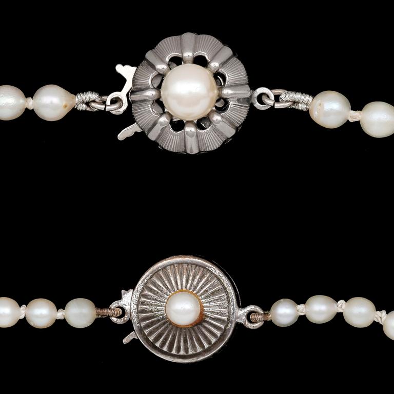 COLLIER, 2 st, odlade pärlor, lås i silver samt pärla, 1900-tal.