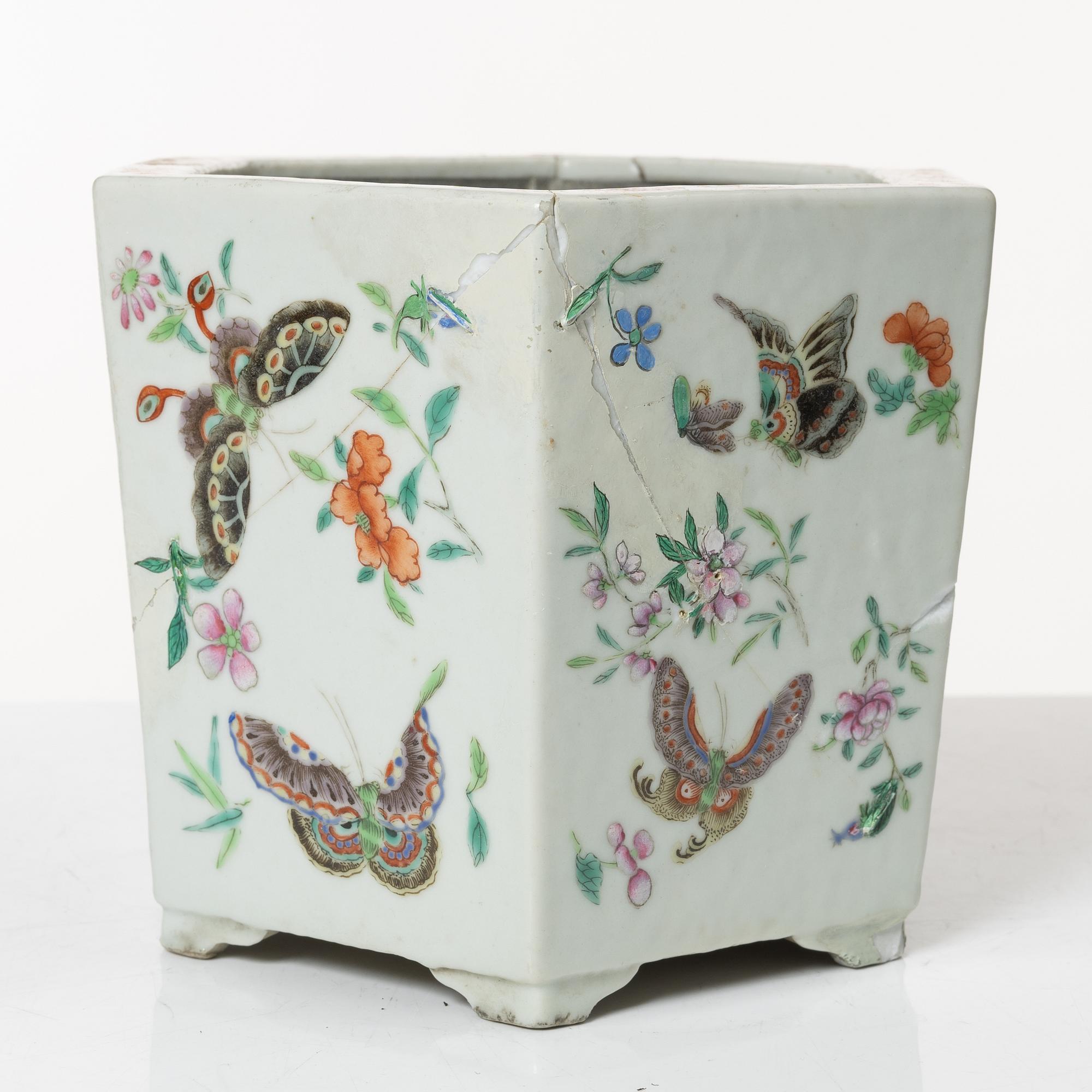 A set of two famille rose jardinieres, Qing dynasty, 19th century.