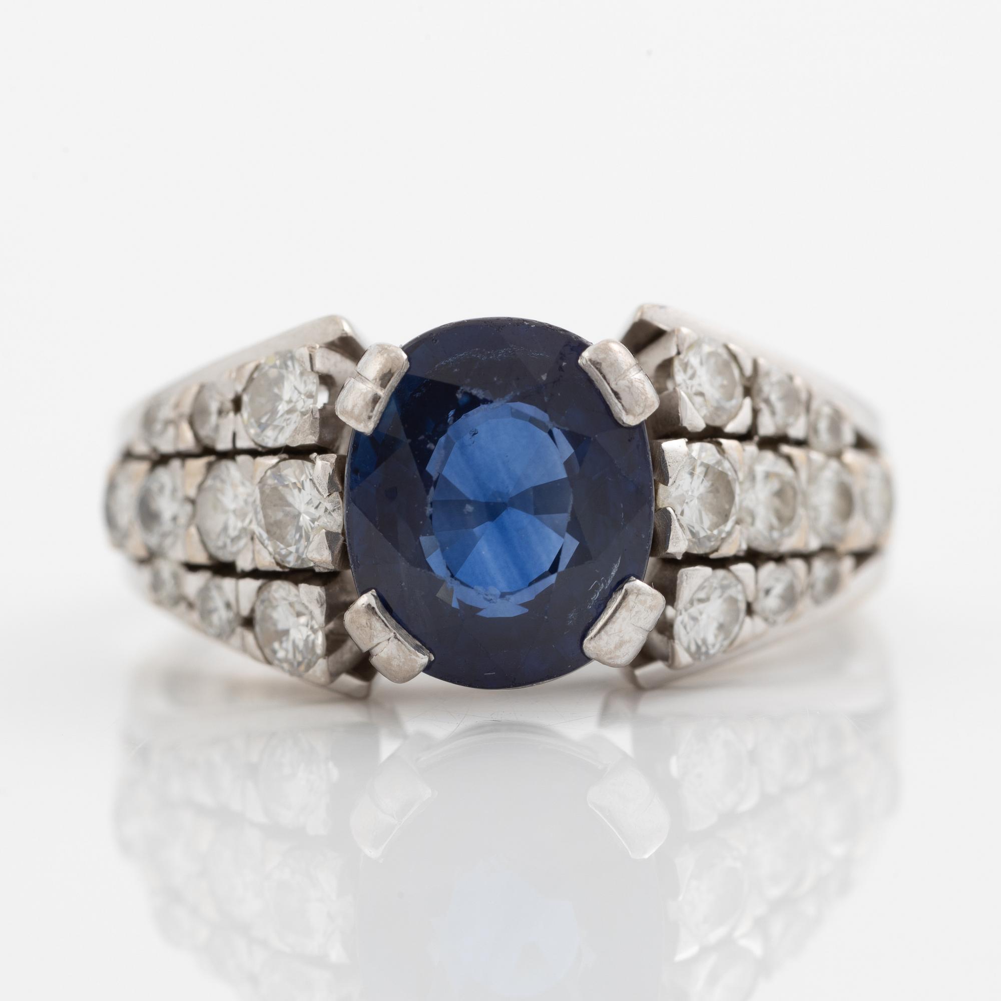 Ring 18K white gold with sapphire and brilliant-cut diamonds.