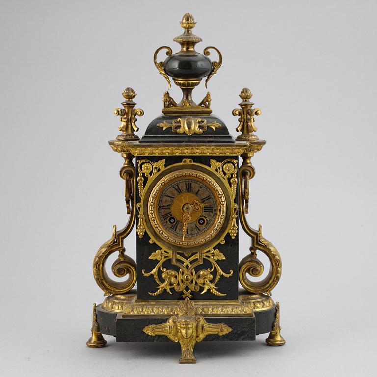 A Louis XVI-style mantel clock from Gustav Becker, ca 1900.