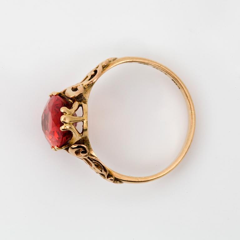 ENSTENSRING, 18K guld med orange syntetisk safir, stämplad sannolikt Gunnar Fahlström, Stockholm. Vikt ca 3 gram.