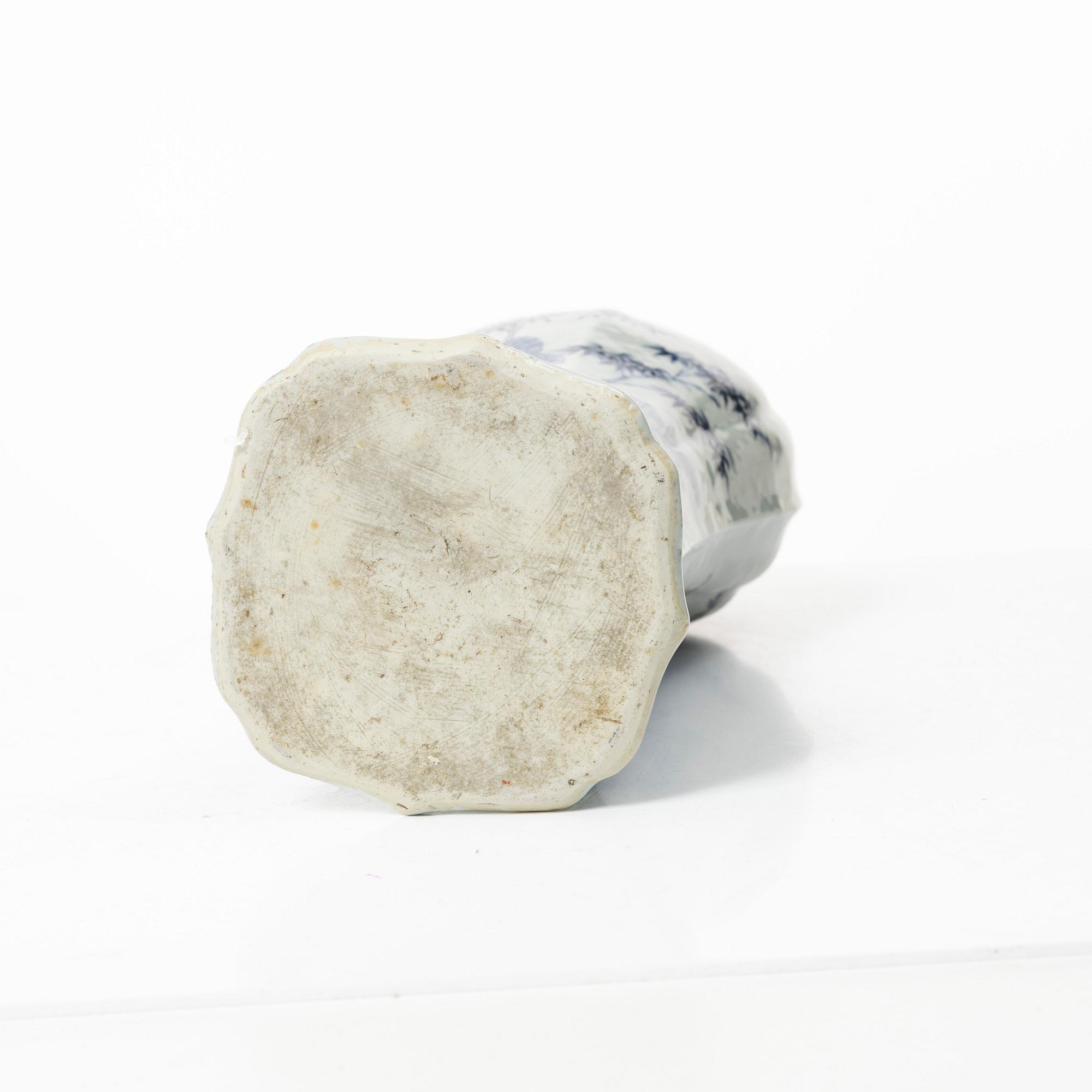 A blue and white export porcelain urn with cover, China, Qingdynasty, 18th century.