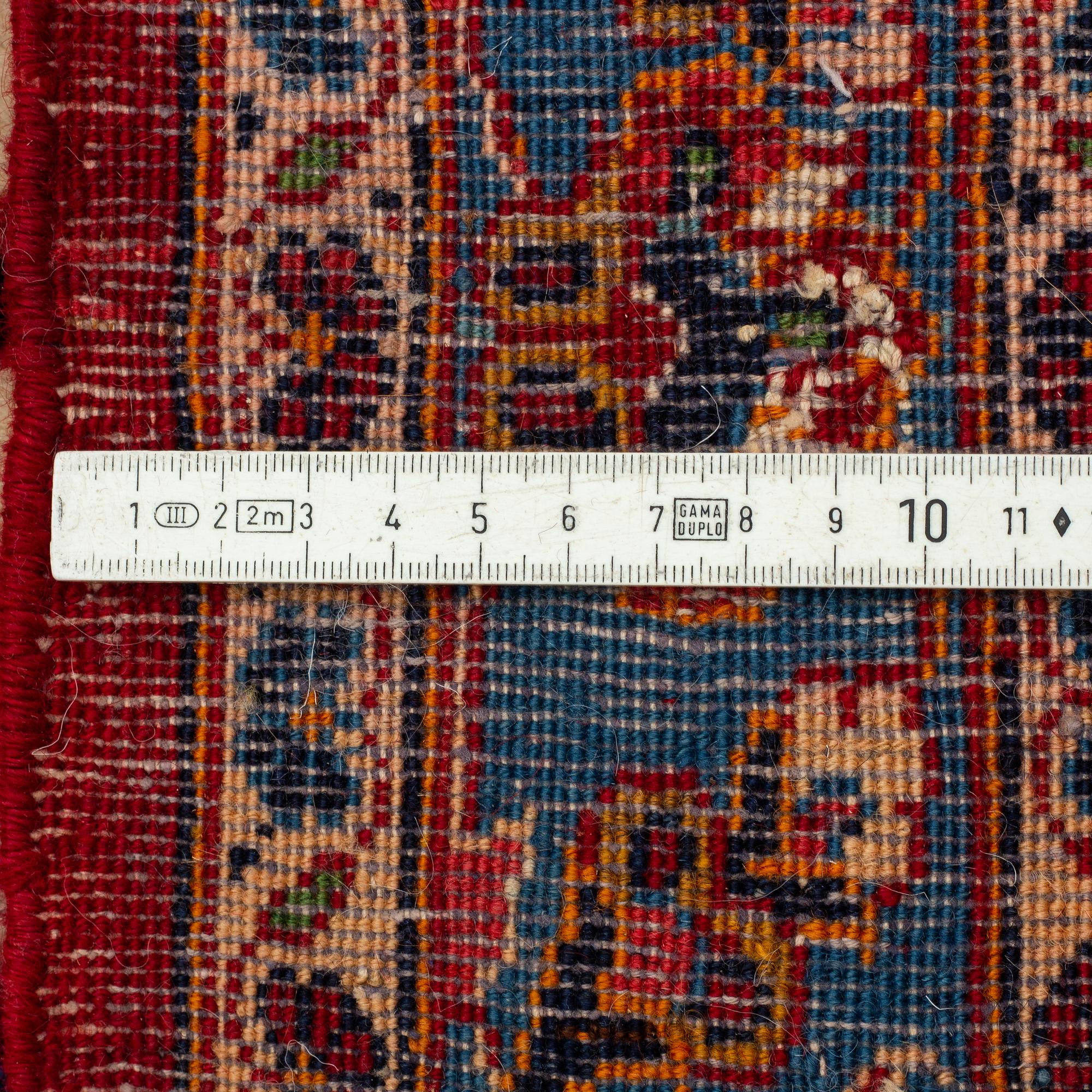 A CARPET, Kashan, ca 374 x 263 cm.